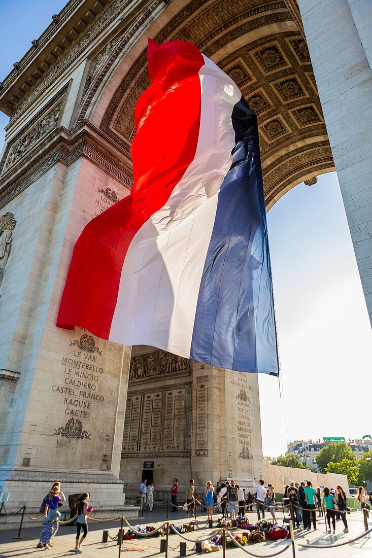 Frankreich, Paris, die französische Flagge unter dem Arc de Triomphe