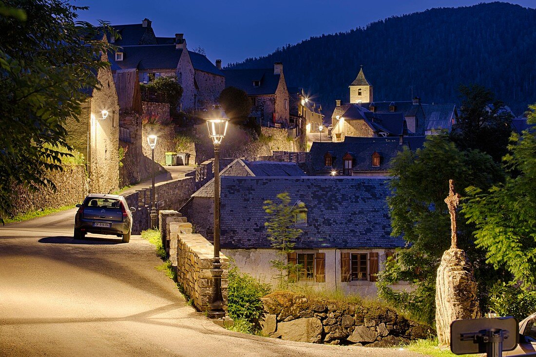 Frankreich, Hautes Pyrenees, Aulon, liegt in der Pufferzone des International Lichtschutzgebiets und ist ein Pilotstandort für das Programm zur Verbesserung der öffentlichen Beleuchtung