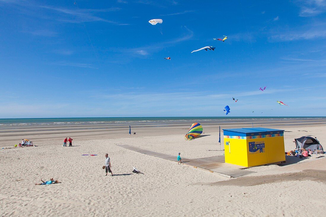 France, Nord, Bray Dunes, holidaymakers on the beach