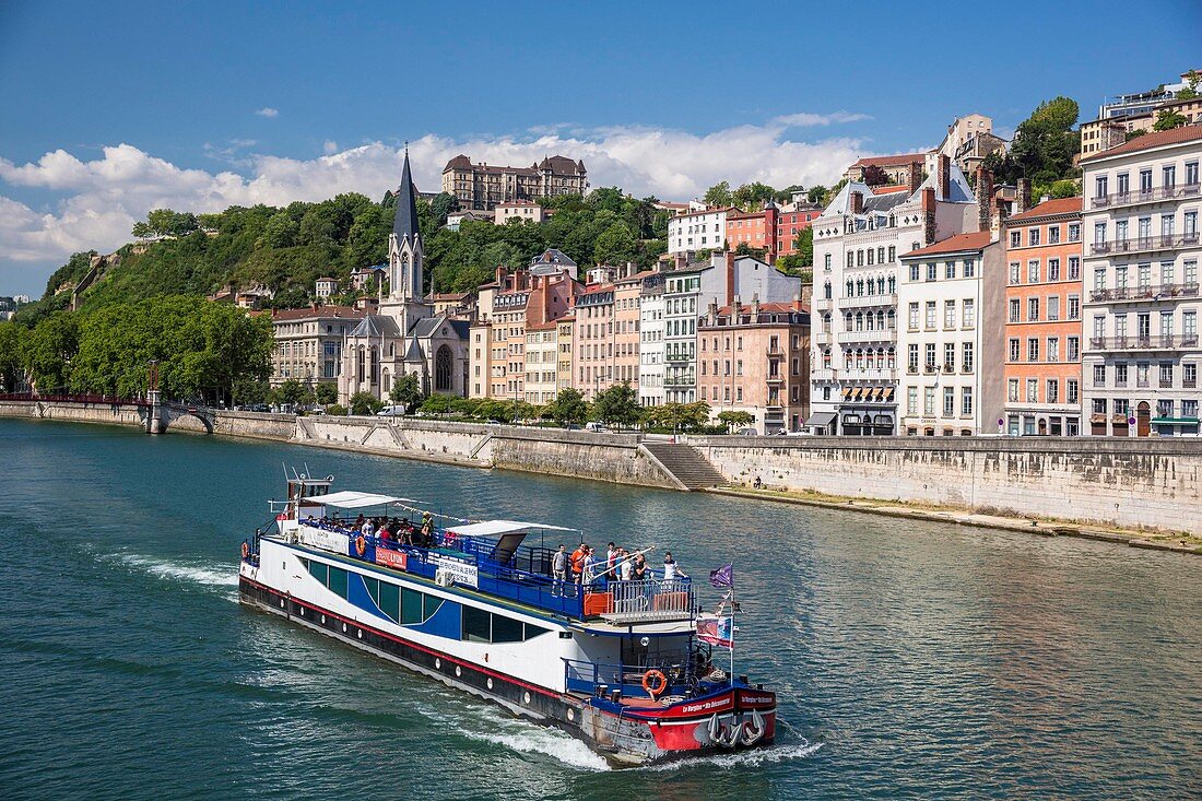 Frankreich, Rhone, Lyon, Vieux Lyon, Kreuzfahrtschiff auf der Saône und die Kirche Saint-Georges, klassifizierte historische Stätte UNESCO-Welterbe