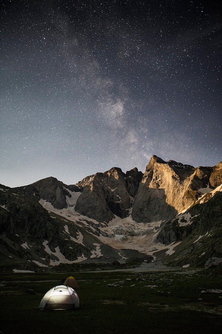 Frankreich, Hautes Pyrenees, Pyrenäen-Nationalpark, GR10 Grande Randonnee-Wanderweg im Gaube-Tal, Milchstraße oberhalb des massiven Vignemale-Gipfels