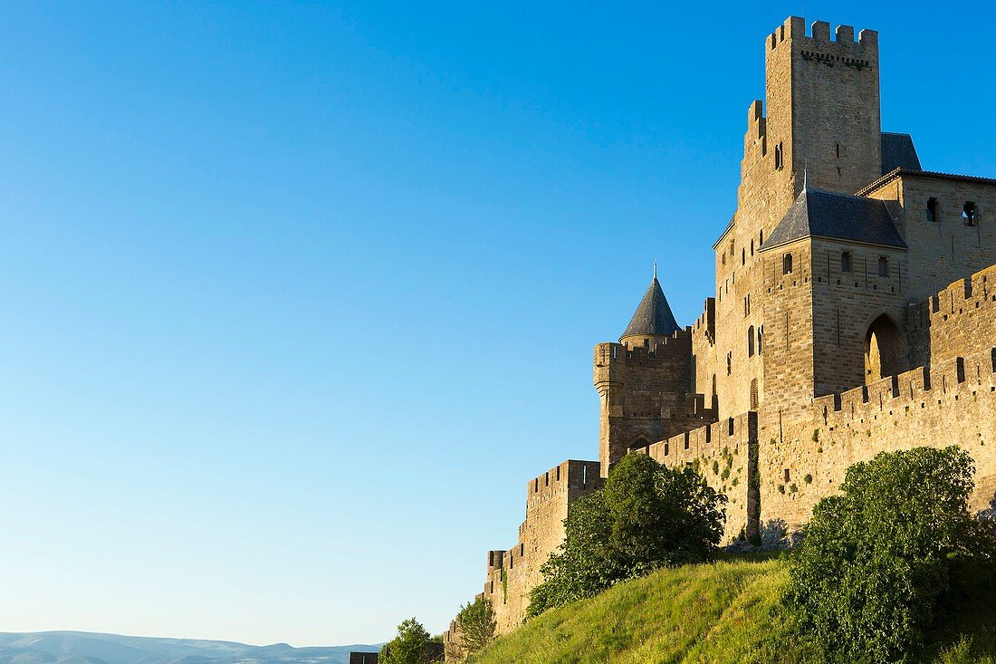 Frankreich, Aude, Carcassonne, mittelalterliche Stadt, UNESCO Weltkulturerbe, die Stadtmauer an der Westseite der Porte d'Aude (Aude-Tor)