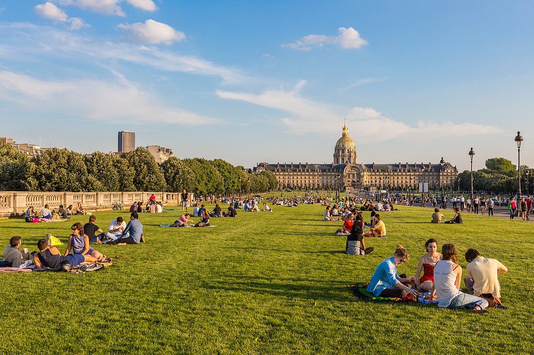 Frankreich, Paris, Esplanade des Invalides, Picknick an Sommerabenden