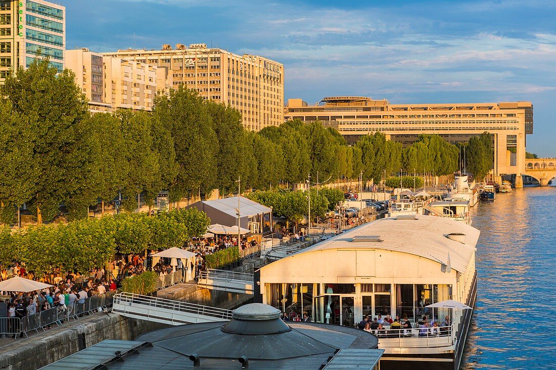 Frankreich, Paris, die Seine, Strandbar Bargeduring-Sommer und das Schatzministerium im Hintergrund