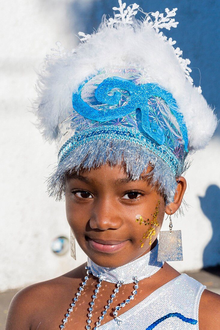 Frankreich, Guadeloupe (Französisch-Westindien), Basse Terre, Karneval (im 17. Jahrhundert von Siedlern eingeführt), kleines Mädchen in der Parade gekleidet