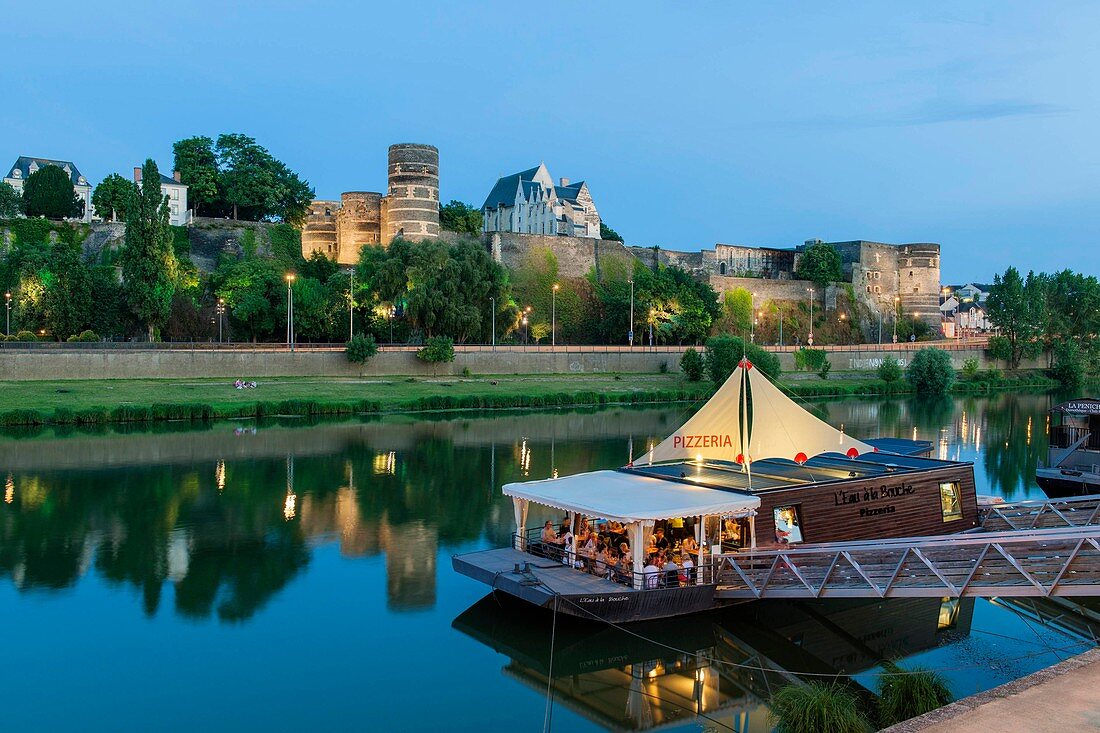 Frankreich, Maine et Loire, Angers, Restaurant Pizzeria L'eau à la Bouche und das Schloss der Herzöge von Anjou im Hintergrund