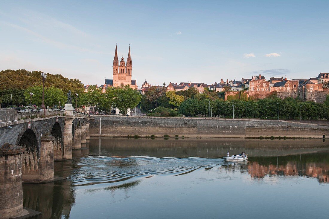 Frankreich, Maine et Loire, Angers, Verdun Brücke über den Fluss Maine und die Kathedrale Saint-Maurice