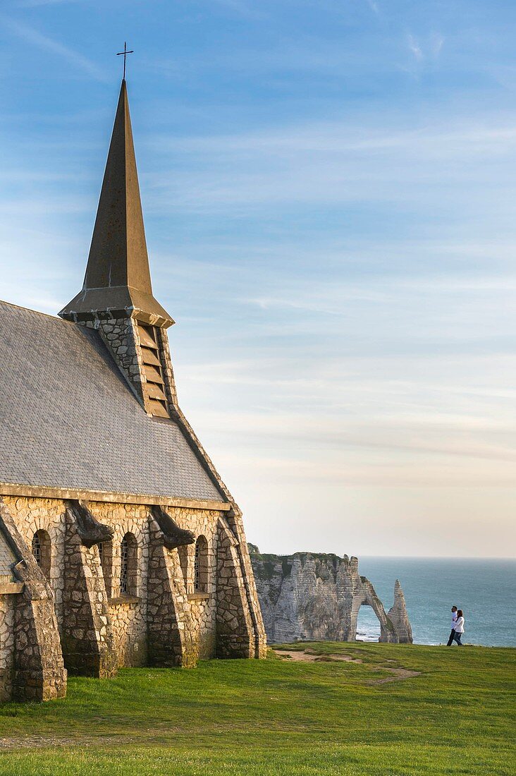 Kapelle Notre Dame de la Garde, Etretat, Alabasterküste, Pays de Caux, Seine-Maritime, Frankreich, Beschützer der Fischer, thront auf Amont Klippe und Aval Klippe im Hintergrund