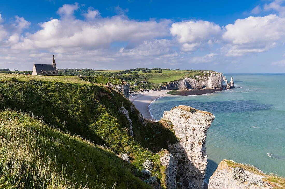 Kapelle Notre Dame de la Garde, Etretat, Alabasterküste, Pays de Caux, Seine-Maritime, Frankreich, Beschützer der Fischer, thront auf Amont Klippe und Aval Klippe im Hintergrund