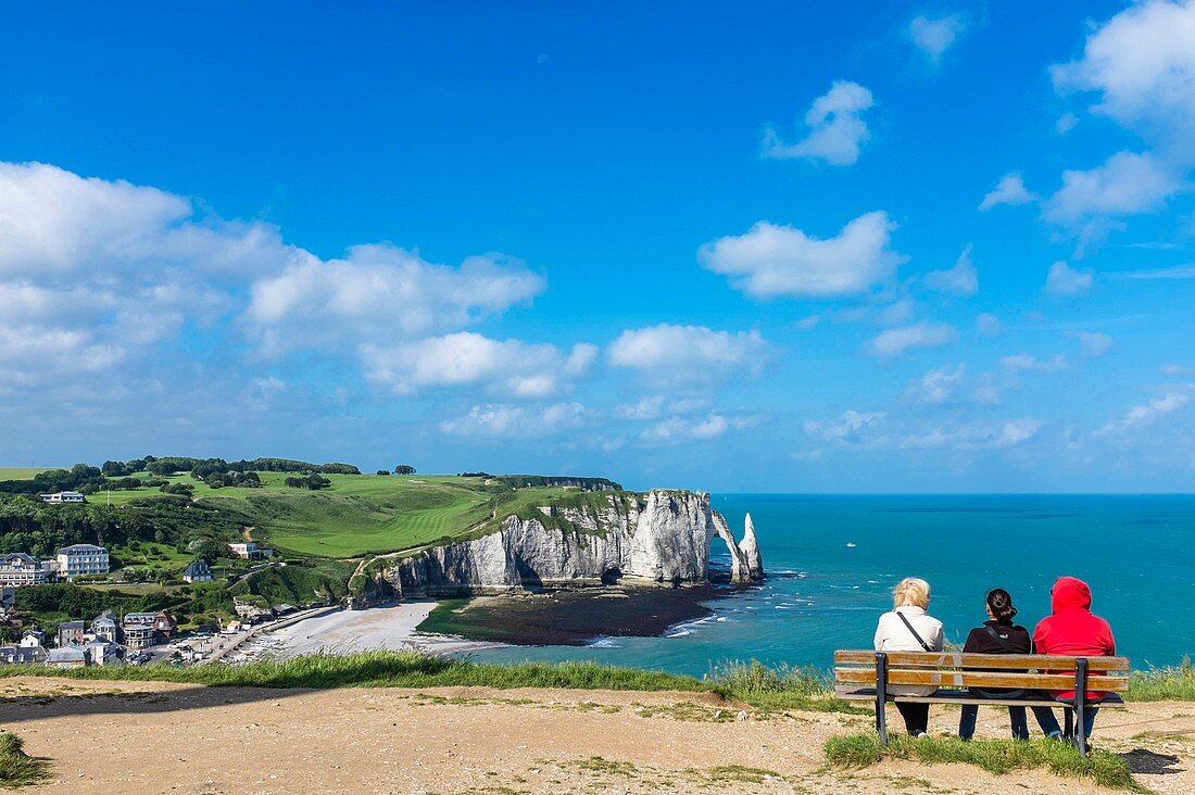 Strand und die Felsen von Aval, Etretat, Alabasterküste, Pays de Caux, Seine-Maritime, Frankreich