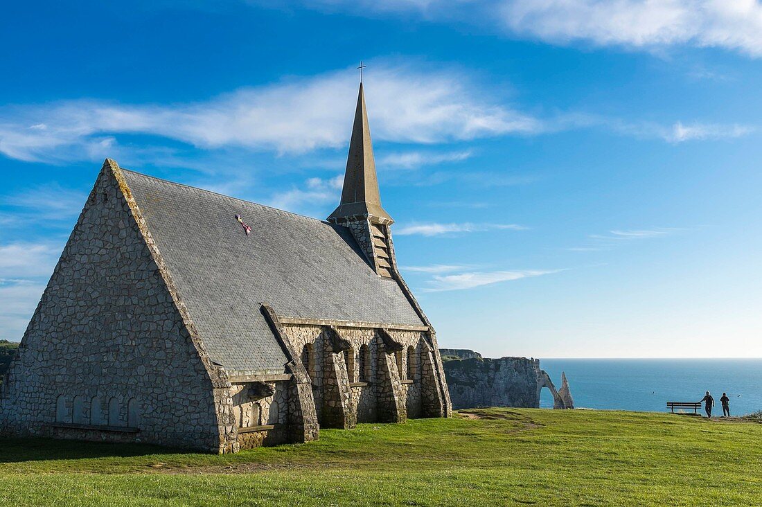 Kapelle Notre Dame de la Garde, Etretat, Alabasterküste, Pays de Caux, Seine-Maritime, Frankreich, Beschützer der Fischer, thront auf Amont Klippe und Aval Klippe im Hintergrund