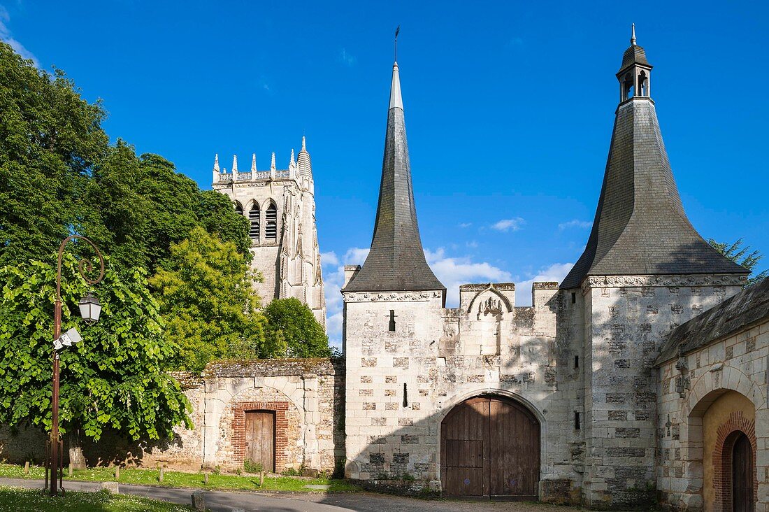 Frankreich, Eure, Le Bec Hellouin, Abtei Notre Dame du Bec, Benediktinerkloster aus dem 11. Jahrhundert, die Türme des ehemaligen mittelalterlichen Tors und der Turm Saint Nicolas im Hintergrund