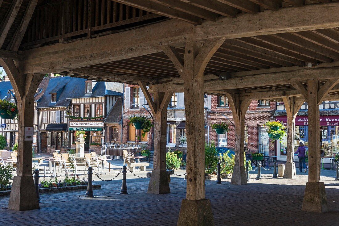 Frankreich, Eure, Lyon la Forêt, ausgezeichnet mit 'Les Plus Beaux Villages de France', überdachter Marktplatz aus dem 17. Jahrhundert