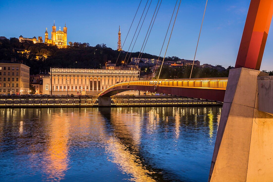 Frankreich, Rhône, Lyon, historische Stätte UNESCO Weltkulturerbe, Tor des Justizpalastes an der Saône, das den Stadtteil Cordeliers mit dem Stadtteil Vieux Lyon verbindet, Blick auf Notre Dame de Fourviere