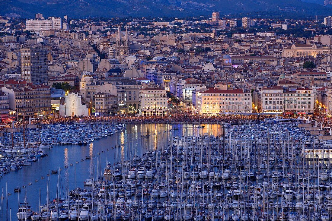 Frankreich, Bouches du Rhône, Marseille, Gebiet von Euroméditerranée, Menge auf der Plattform der Bruderschaft während des Nationaltags, Heiliges Ferreol-Kirche im Hintergrund