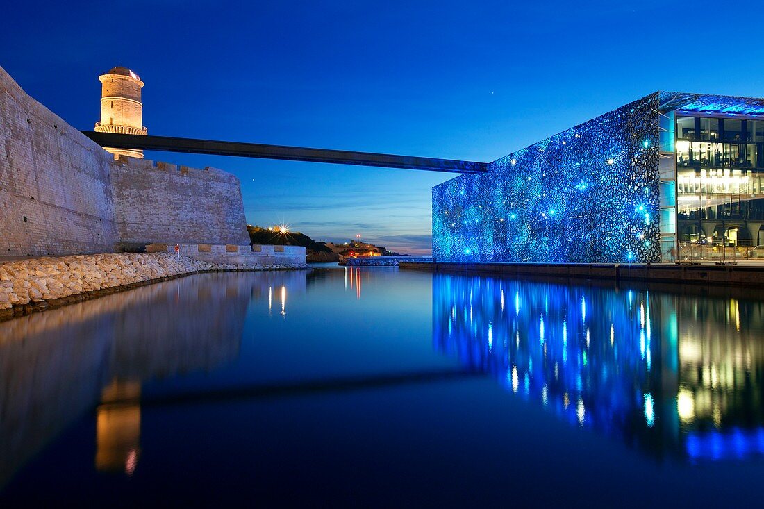 Frankreich, Bouches du Rhône, Marseille, Gebiet von Euroméditerranée, der Turm des Fort Saint Jean, historisches Denkmal aus dem 17. Jahrhundert und das MuCEM-Museum der Zivilisationen Europas und des Mittelmeers, Architekten R. Ricciotti und R. Carta, Beleuchtung Yann Kersale