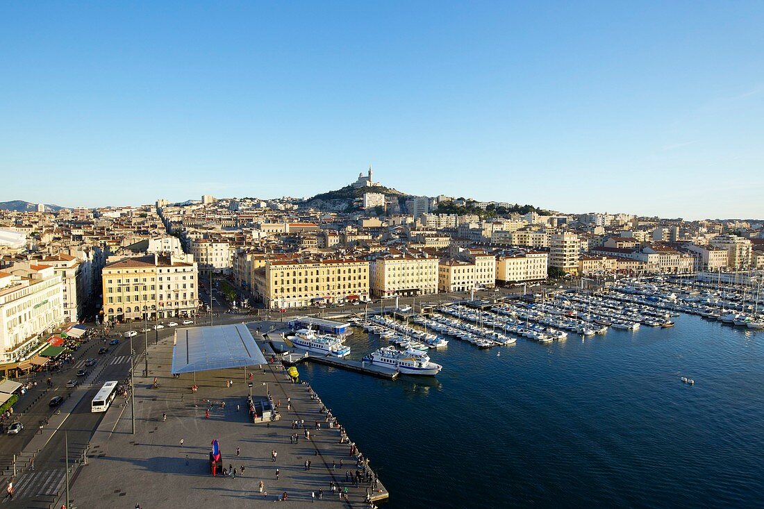 Frankreich, Bouches du Rhône, Marseille, Vieux Port, Brüderlichkeitsdock, Notre Dame de la Garde im Hintergrund