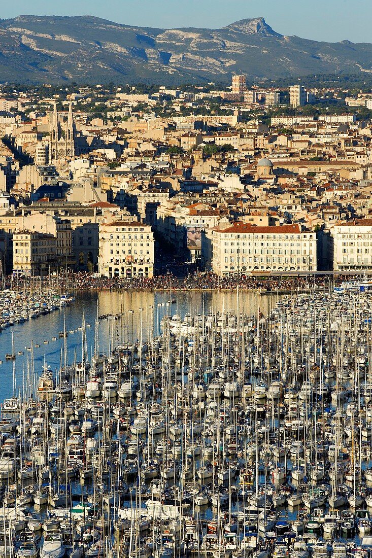 Frankreich, Bouches du Rhône, Marseille, Gebiet von Euroméditerranée, Vieux Port, Menge auf dem Dock des Fraternite während des Nationaltags, Massif du Garlaban im Hintergrund
