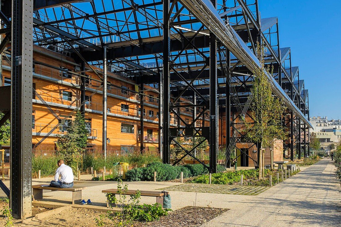 Frankreich, Paris, Halle Pajol, Gebäude für positive Energie, produziert seinen Strom mit 3500 m2 Photovoltaik-Modulen, Rosa-Luxemburg-Gärten
