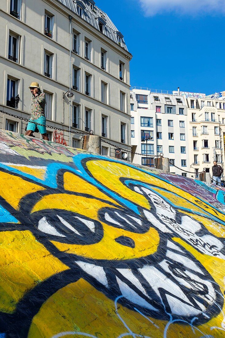 Frankreich, Paris, Quai de Valmy, Punkt Ephemere, Mitte für künstlerische Ereignisse in einem alten Lagergebäude entlang Kanal St Martin, Straßenkunst