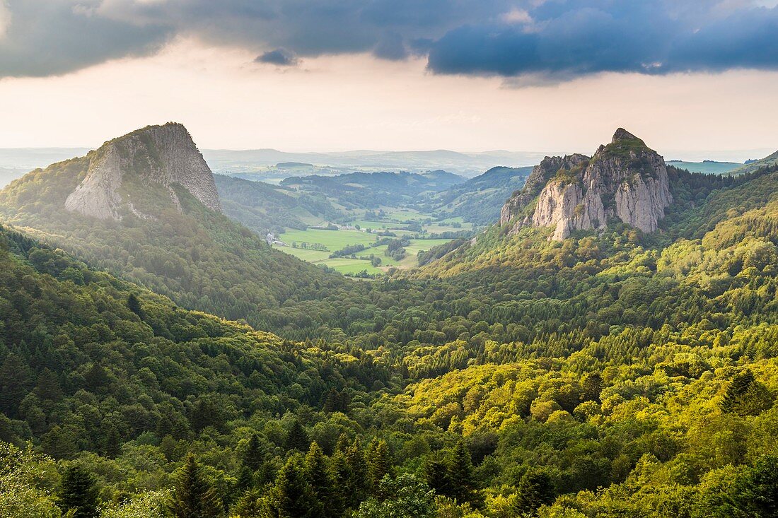 Frankreich, Puy de Dome, Regionaler Naturpark der Vulkane der Auvergne, Mont Dore, Pass von Guery, Rock Tuiliere (links) und Rock Sanadoire, zwei vulkanische Erhebungen