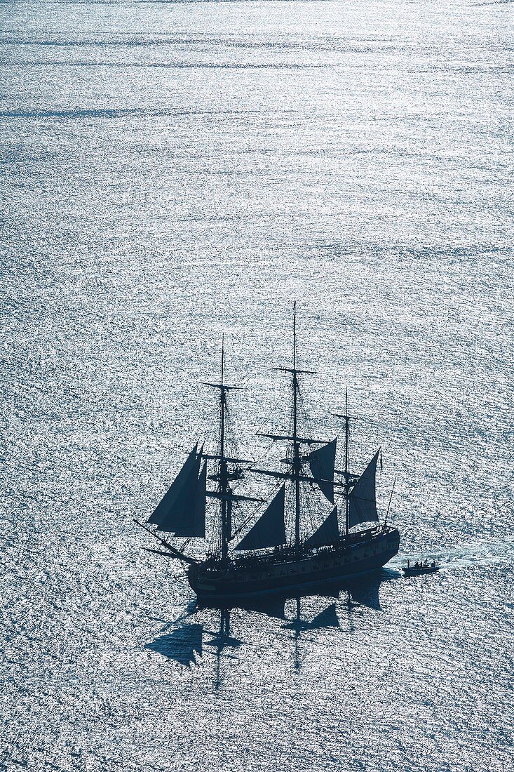Frankreich, Charente Maritime, Ars en Re, Fregatte von L'Hermione, Nachbildung der drei Masten, die den Marquis de Lafayette 1780 nach Amerika brachten (Luftaufnahme)