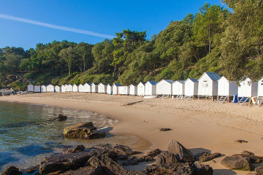 Frankreich, Vendee, Ile de Noirmoutier, Bois de la Chaise, Strand Anse Rouge und Strandhütten