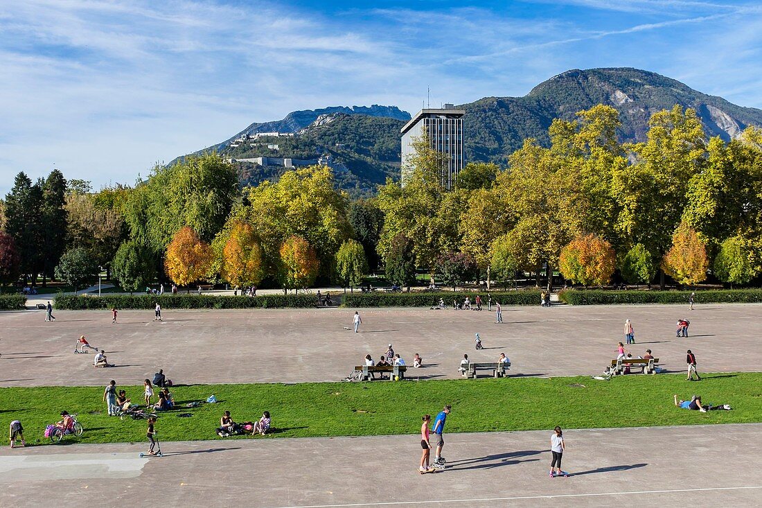 Frankreich, Isère, Grenoble, Paul Mistral Park ist ein Stadtpark von 27 ha, Chartreuse-Massiv im Hintergrund