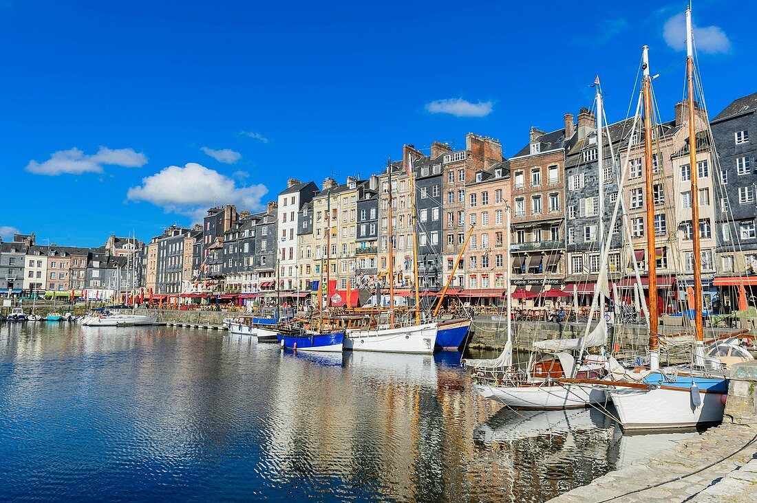 Frankreich, Calvados, Pays d'Auge, Honfleur und sein malerischer Hafen, das alte Becken und der Quai Sainte Catherine