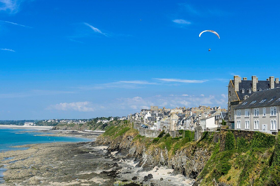 Frankreich, Manche, Cotentin, Granville, die Oberstadt auf einer felsigen Landzunge am fernöstlichen Punkt des Mont Saint Michel Bay gebaut, Gleitschirm