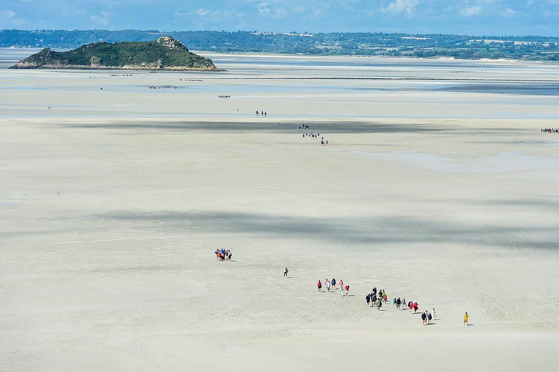 Frankreich, Manche, Mont-Saint-Michel-Bucht, von der UNESCO zum Weltkulturerbe erklärt, zu Fuß mit einem Führer über die Bucht