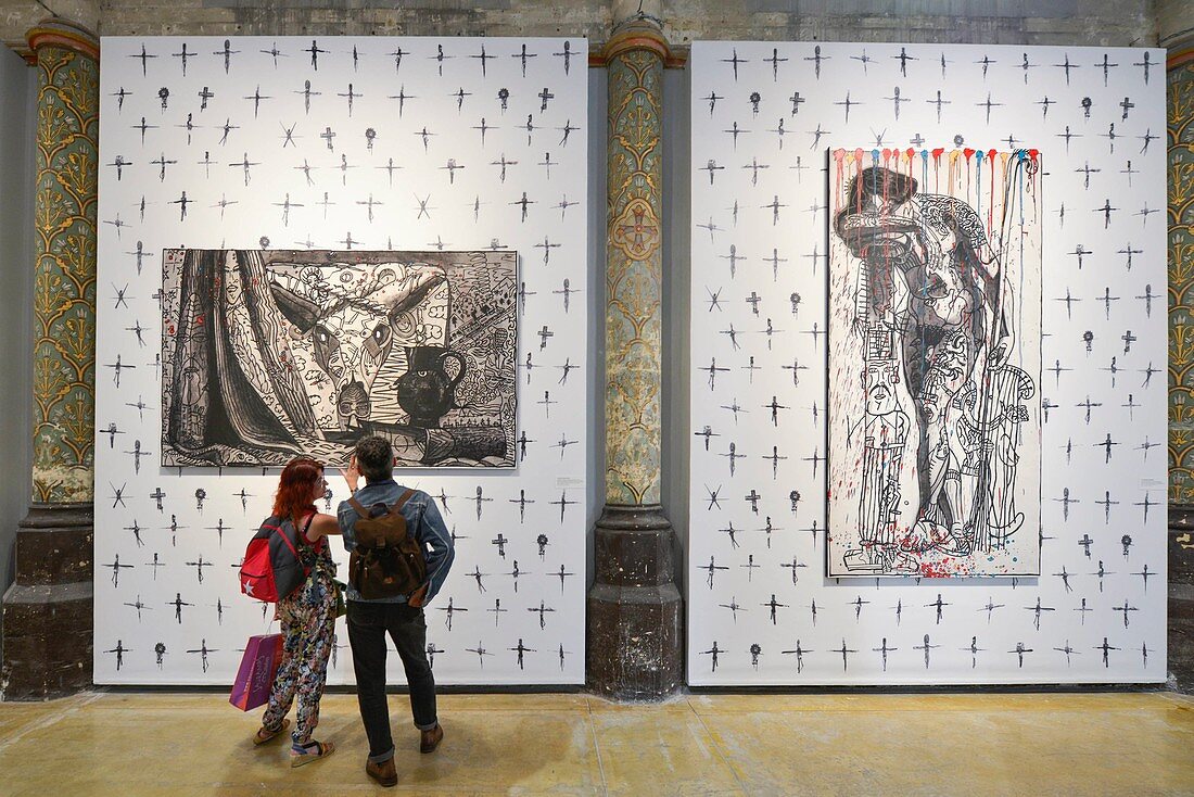 Frankreich, Herault, Montpellier, Square Saint Anne, bewunderndes Paar arbeitet während einer Ausstellung des Malers und des Kunststofftechnikers Robert Combas