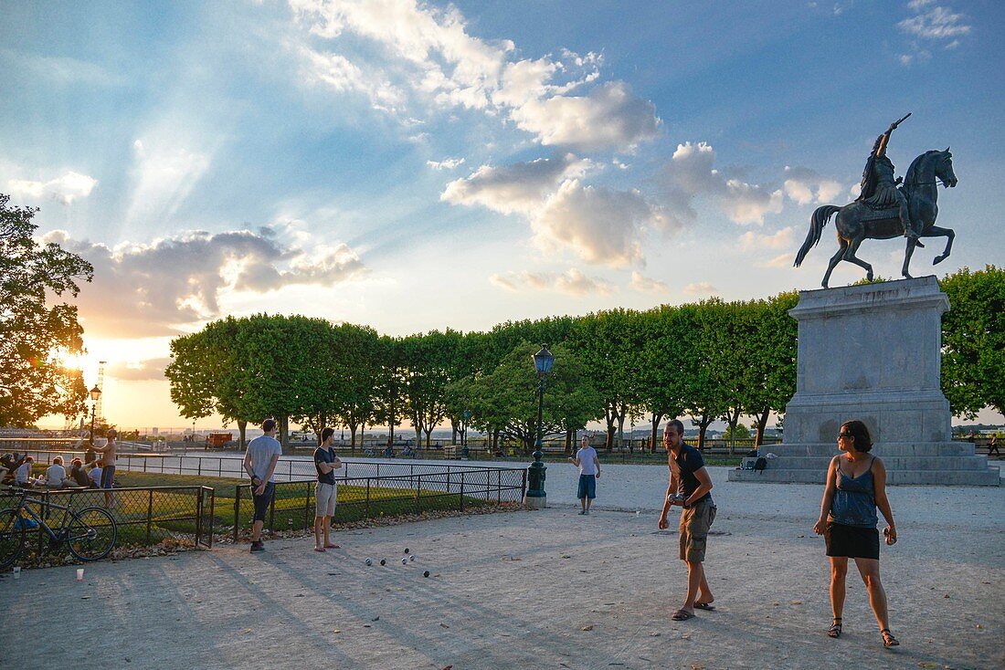 Frankreich, Herault, Montpellier, Ort von Peyrou, Petanque-Spieler in einem Park am Tag fallen mit einer Hintergrundskulptur