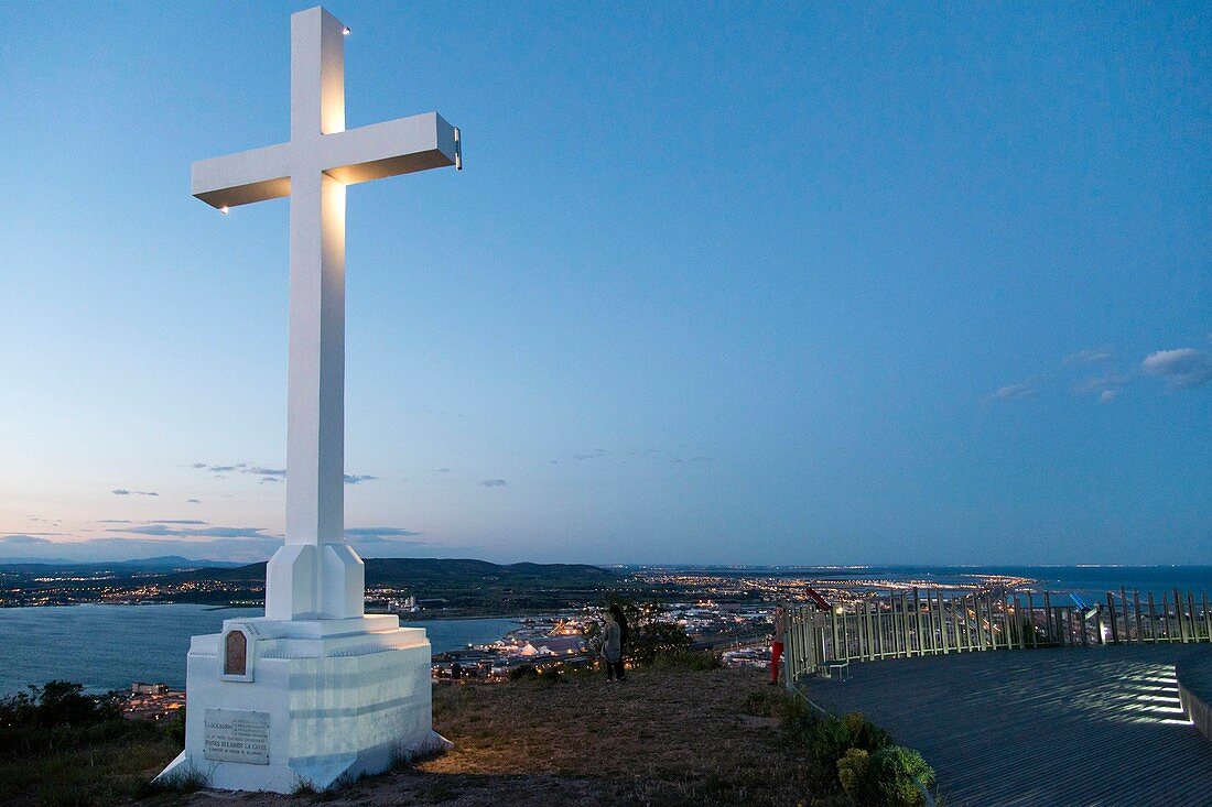 Frankreich, Herault, Sete, Kreuz des Heiligen Clair Mount an der Dämmerungsansicht vom Panorama mit Hintergrund Thau-Teich