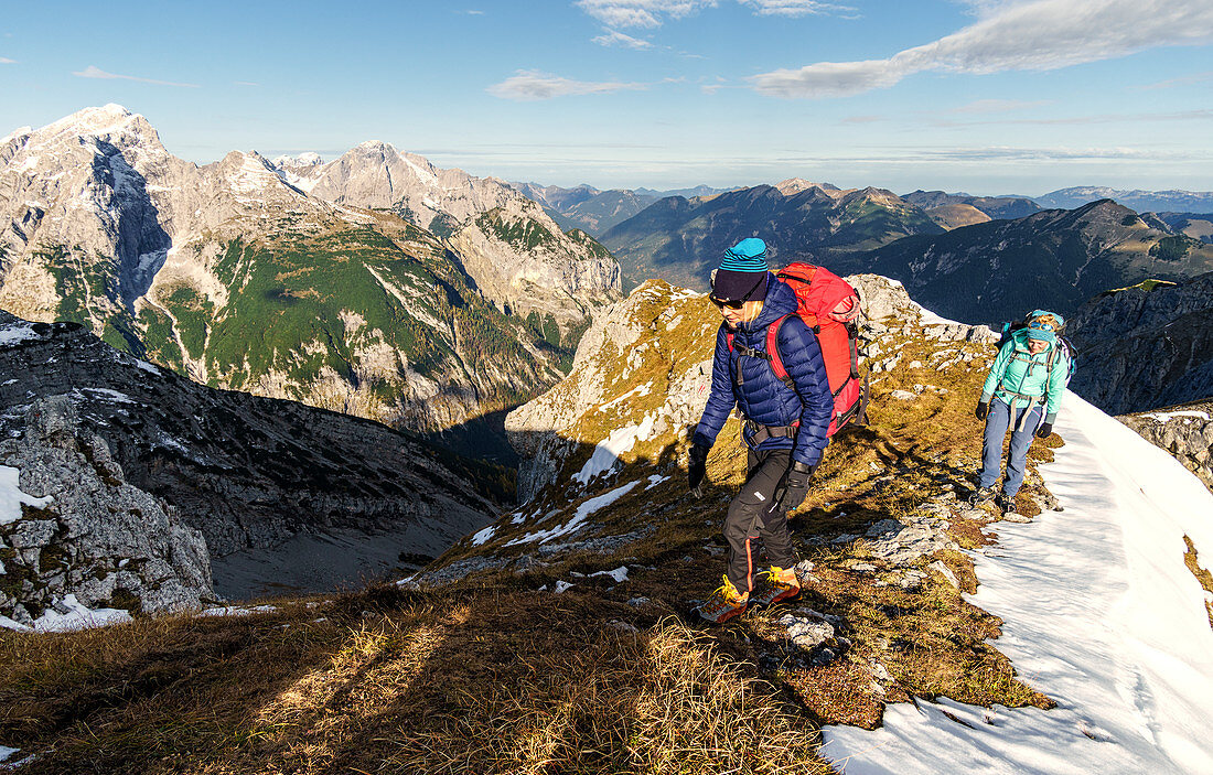Zwei Frauen im herbstlichen Aufstieg zum Sonnjoch, Karwendel, Tirol, Österreich
