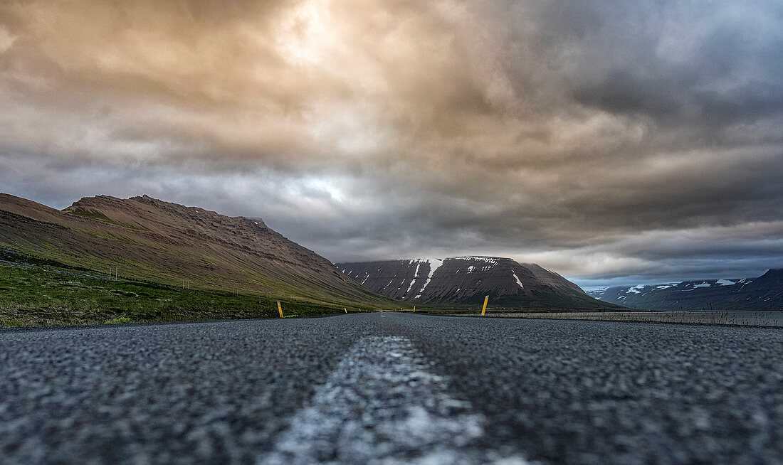 Dramatische Wolkenstimmung über einsamer Straße in den Westfjorden, Island