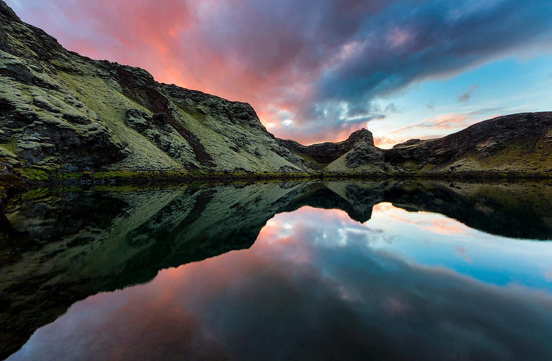 Kleiner Kratersee in Island mit Spiegelung, farbenfroher Abendhimmel, Laki, Island