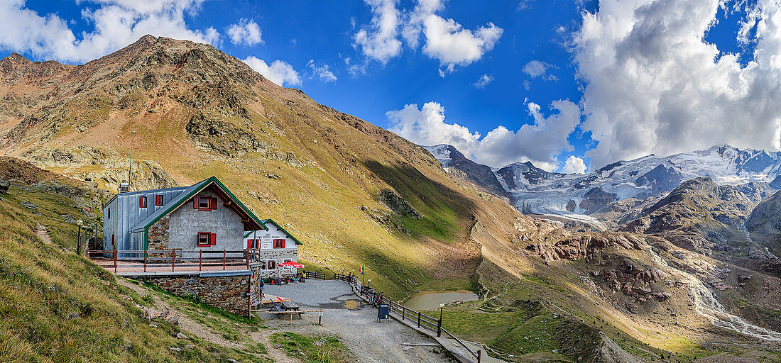 Berghütte vor hochalpiner Gebirgslandschaft, Gletschwelt, Branca Hütte, Val Forni, Lombardei, Südtirol, Italien