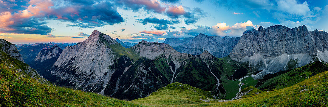 Sonnenuntergang am Mahnkopf mit Blick auf Laliderer Wände, Sonnenjoch, farbenfroher, leicht bewölkter Himmel, Karwendel, Tirol, Österreich