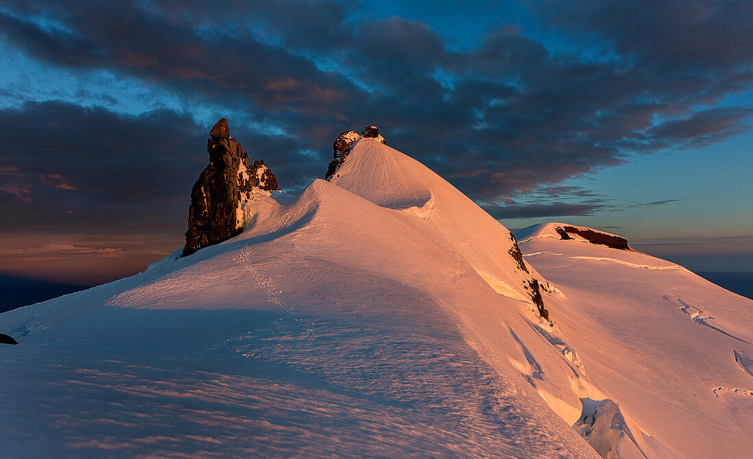 Schneebedeckter Gipfel des Snæfellsjökull im Abendlicht, Halbinsel Snæfellsnes, Island