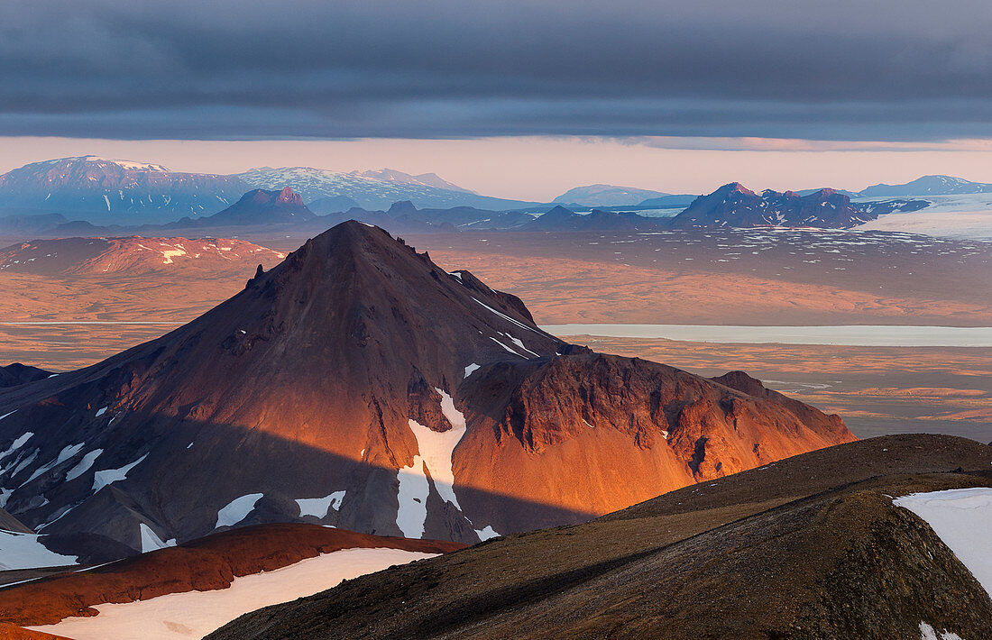 Mitternachtssonne wirft ihr warmes Licht auf die Berggipfel des Kerlingarfjöll im zentralen Hochland von Island
