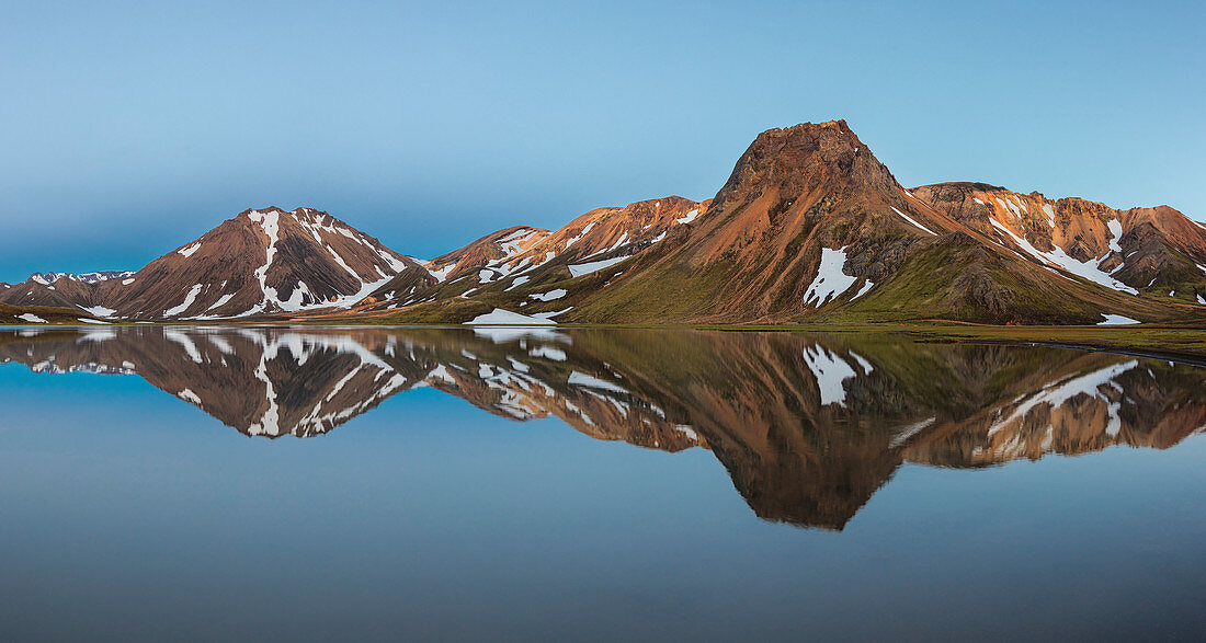 Spiegelung im See einer Bergkette im isländischen Hochland bei Landmannalaugar, Island