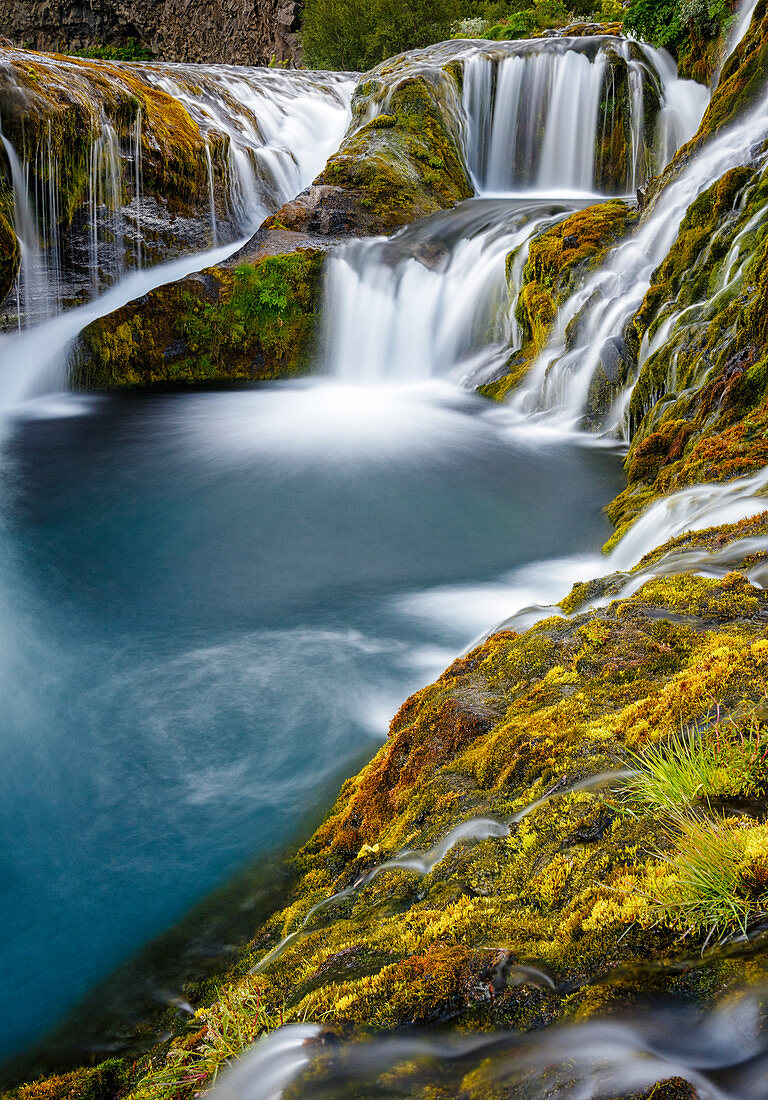 Langzeitbelichtung kleiner Wasserfälle und Bachläufe, Gjaín, Island