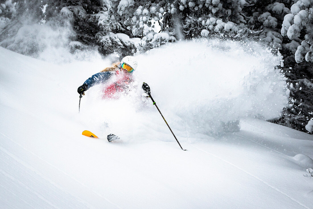 Freeriderin beim Powdern im bodenlosen Pulverschnee, Kitzbüheler Alpen, Tirol, Österreich