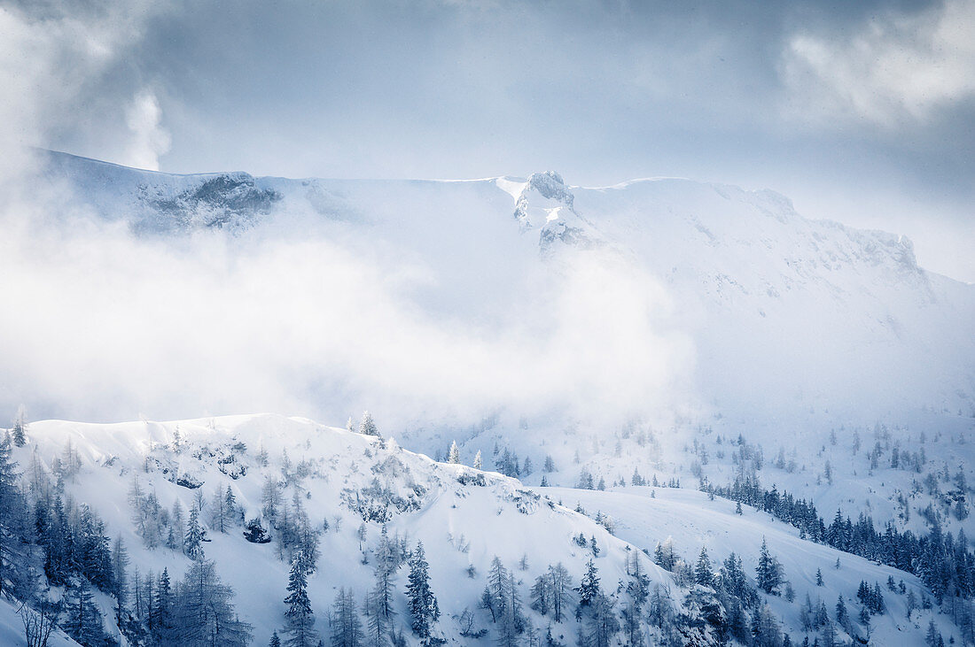 Tief verschneite Winterlandschaft und Nebelschwaden im Karwendelgebirge, Pertisau, Tirol, Österreich