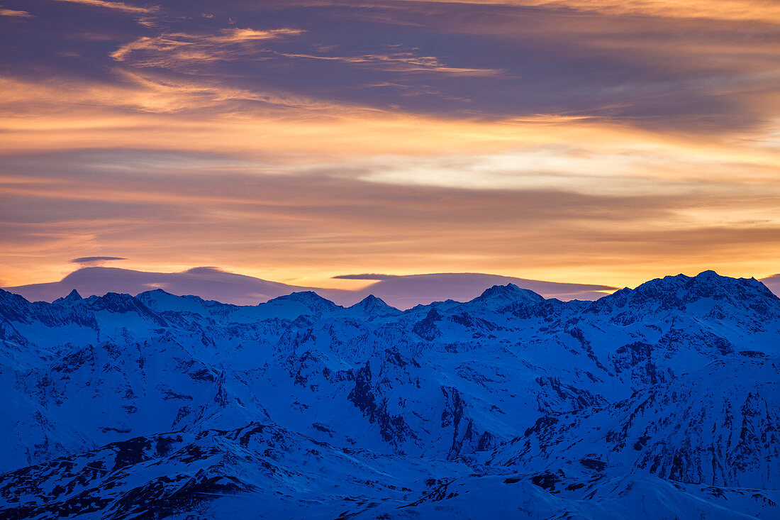 Sonnenuntergang mit farbenfrohen Himmel und spannenden Wolkenformationen über den Stubaier Alpen, Tirol, Österreich