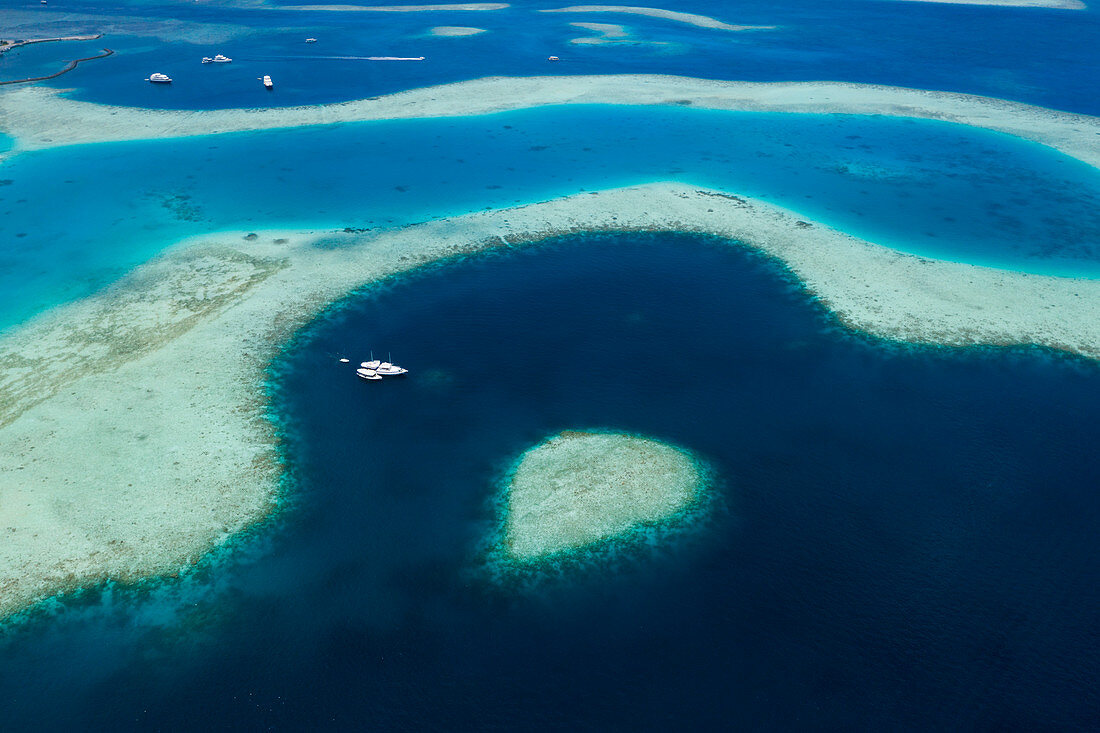 Safariboote ankern in Guraidhoo Lagune, Sued Male Atoll, Indischer Ozean, Malediven