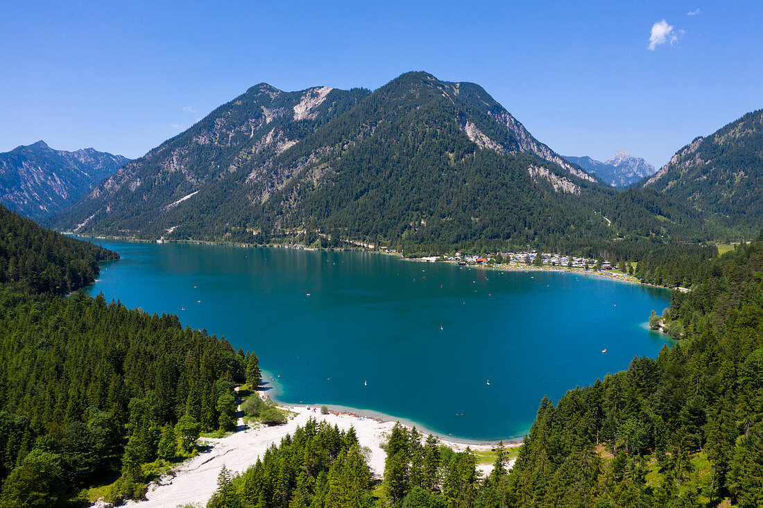 Plansee mit Blick nach Westen auf Soldatenköpfle und Hochjoch, Tirol, Österreich