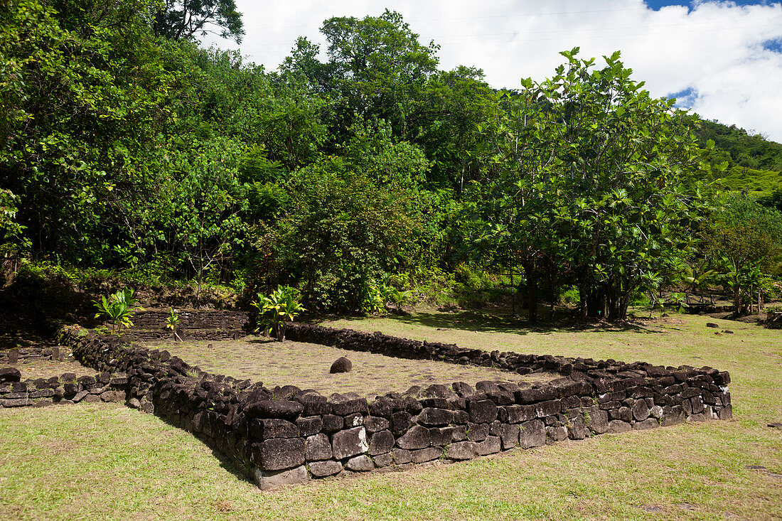 Überreste der historischen Stätte Marae Fare Hape, Tahiti, Tahiti, Französisch-Polynesien
