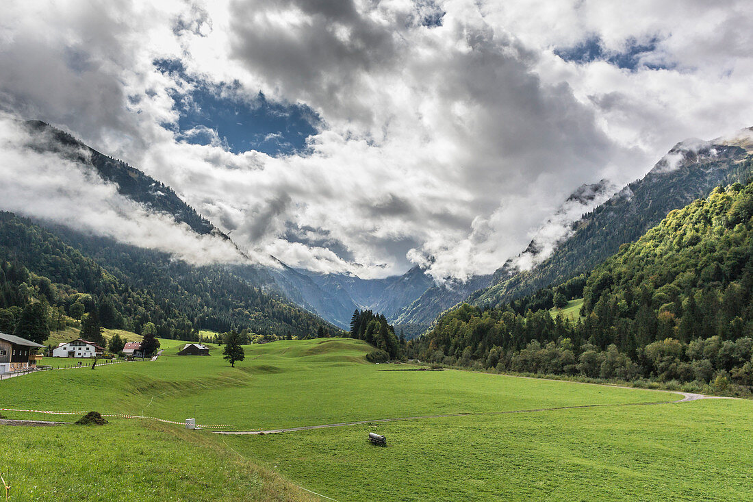 Allgäuer Tal mit wolkenverhangenem Bergpanorama, Deutschland, Bayern, Allgäu